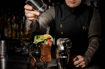 Cookmania: Receitas Deliciosas, Dicas de Culinária e Gastronomia Completa 27 Mixologia - barman preparando drinks