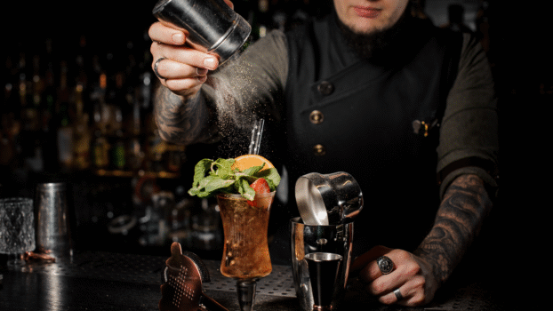 Homepage Cook Mania 25 Mixologia - barman preparando drinks
