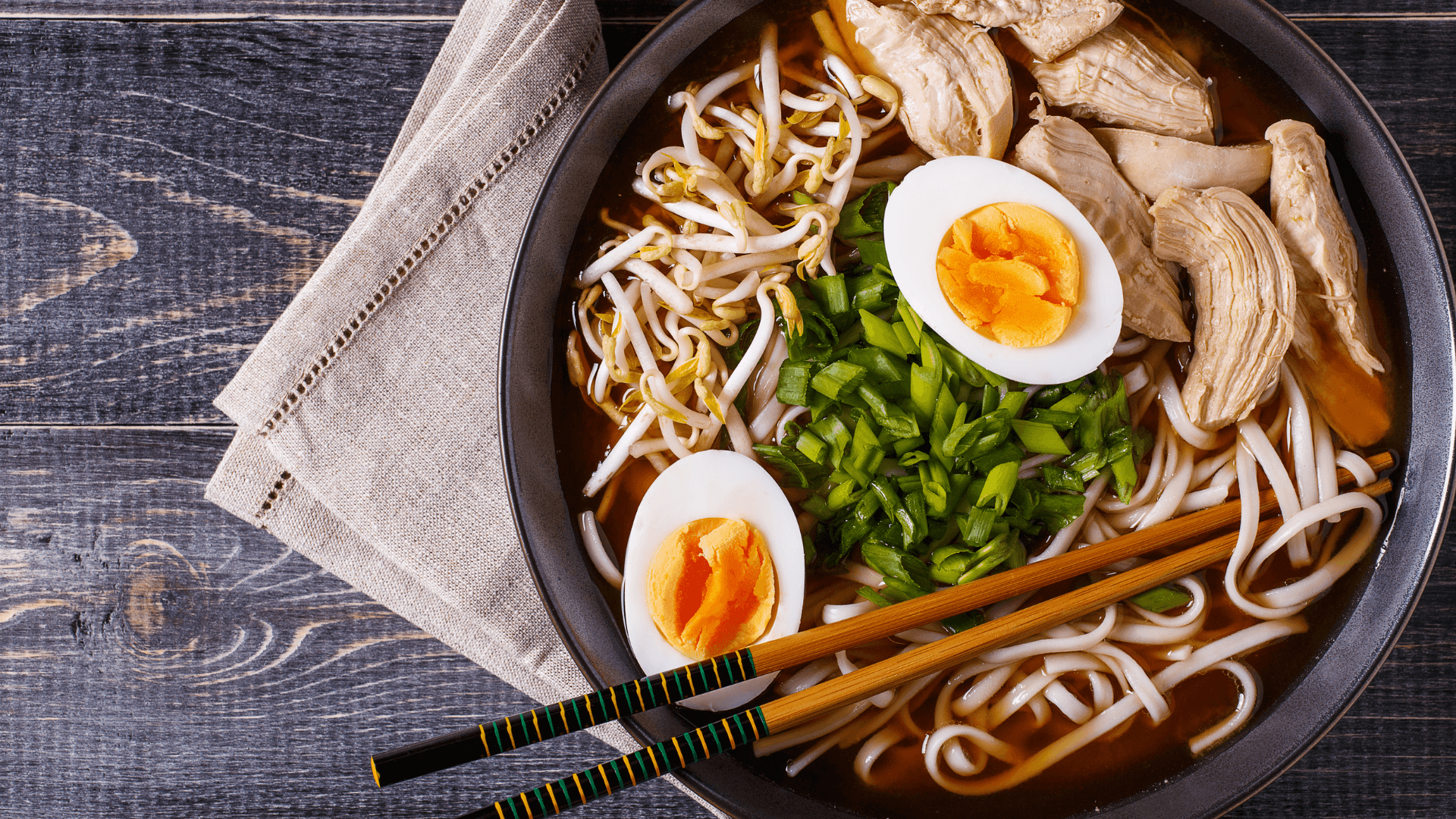 Ramen Japonês Caseiro: O Segredo do Dashi e do Ovo Mole 1 Tigela de ramen caseiro com caldo claro, noodles, fatia de chashu, ovo mole cortado ao meio e algas