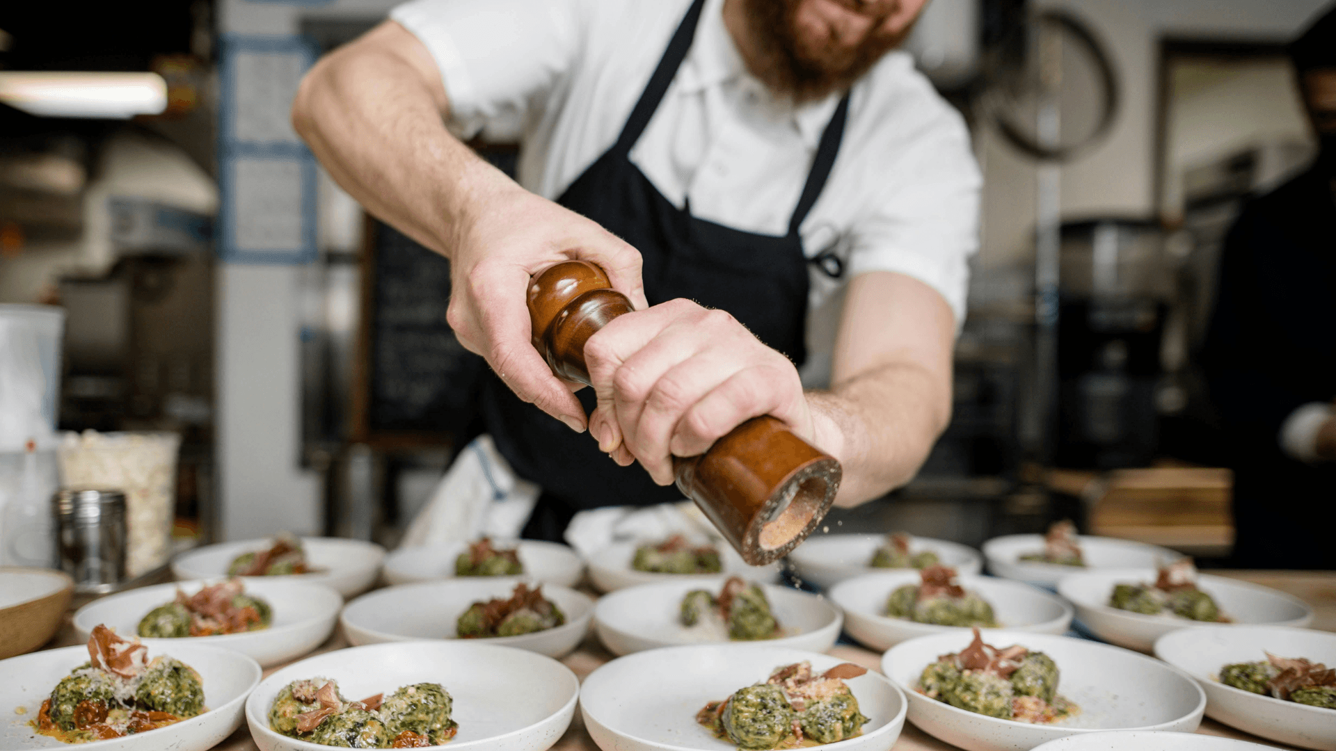 5 Técnicas de Restaurantes que Você Pode Usar em Casa 1 Chefe de cozinha finalizando pratos