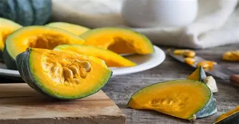 Abóbora Cabotiá: A Estrela das Sopas Cremosas 1 Abóbora cabotiá inteira e cortada mostrando sua polpa alaranjada firme