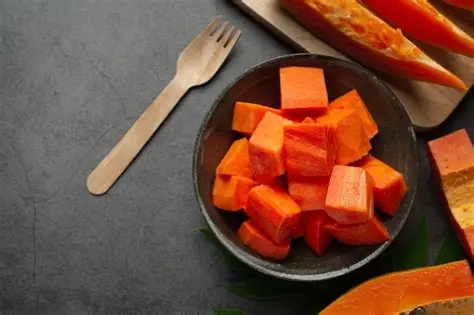 Mamão: Tudo o que você precisa saber sobre essa fruta tropical 1 Mamão fresco cortado
