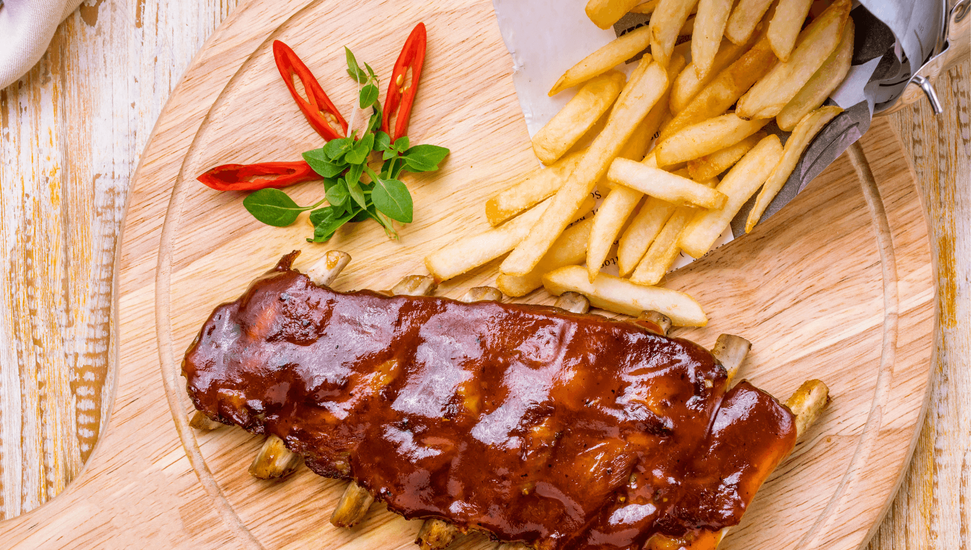 Técnicas Avançadas de Barbecue Caseiro: Low and Slow, Rubs e Glazes 1 Costela de porco defumada com crosta escura e brilhante, servida em prato de madeira com legumes defumados ao lado