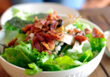 Salada de milho com bacon e tomate